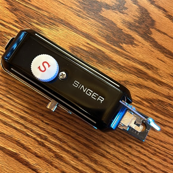 Vintage 1948 Singer Buttonholer w/ 5 button templates and Green Case #160506 - Picture 4 of 14